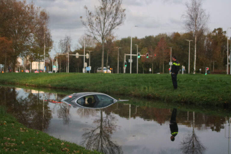 Auto raakt te water langs de Groene Kruisweg (N493) in Spijkenisse