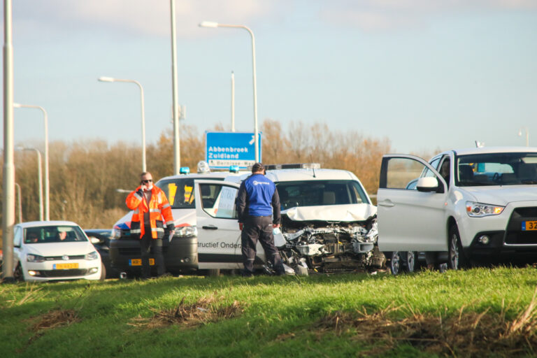 Kettingsbotsing en auto te water Groene Kruisweg Heenvliet