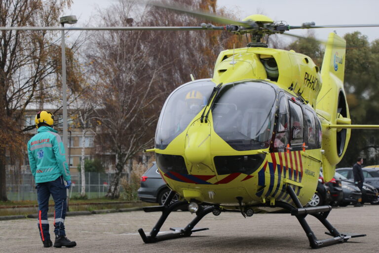 Coronahelikopter vervoert coronapatiënt van Capelle aan den IJssel naar Groningen (video)