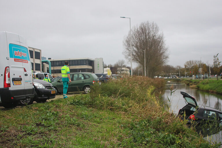 Auto met twee inzittenden te water door foutje Boyleweg Spijkenisse