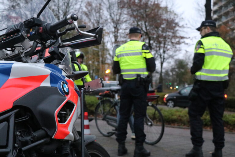 Politie schrijft 23 bekeuringen uit voor ontbrekende fietsverlichting Schönberglaan Capelle aan den Ijssel