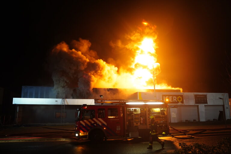 Zeer grote brand verwoest bouwmarkt Isero Marconistraat Gouda (video)