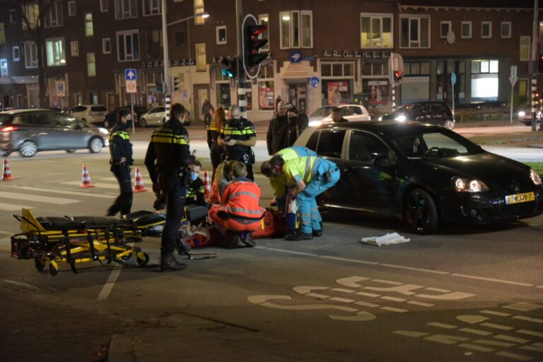 Voetganger gewond na aanrijding met auto Dorpsweg Rotterdam