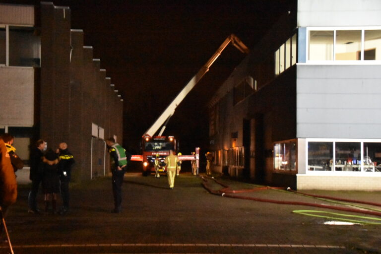 Brand op dak van bedrijfsverzamelgebouw