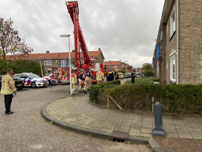 Man geboeid door brandweer uit huis gehaald Violierstraat Capelle aan den IJssel