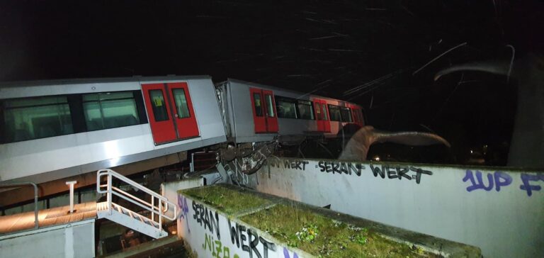 Metro rijdt door stootblok nabij station De Akkers in Spijkenisse