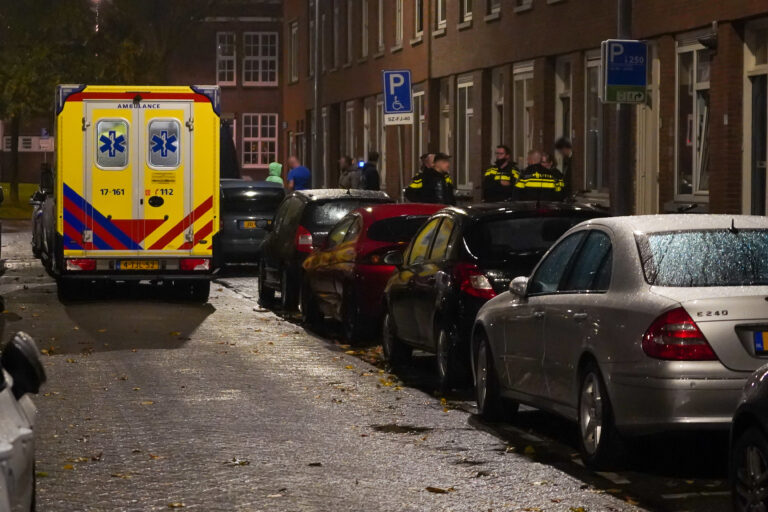 Hulpgeroep leidt agenten naar vrouw met steekwond aan Habsburgstraat in Rotterdam