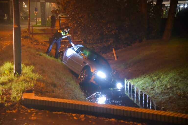 Dronken automobilist rijdt water in Charloisse Lagendijk Rotterdam