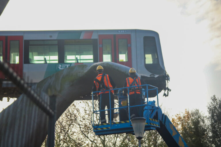 Hijsklus metro verloopt voorspoedig De Akkers Spijkenisse