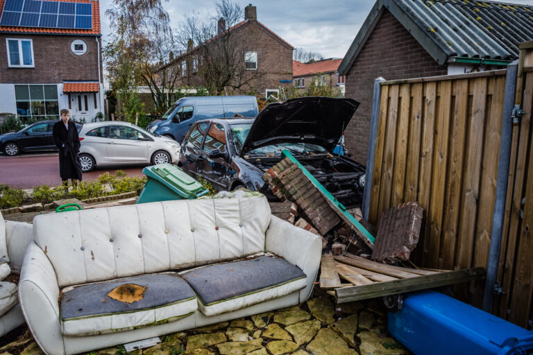 Auto richt ravage aan en eindigt in Leidschendamse achtertuin