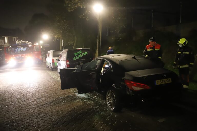 Auto bijna in brand door vuurwerk Noothoven van Goorstraat Gouda