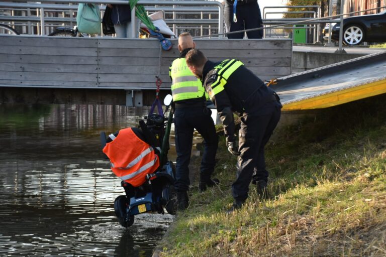 Politie vist scootmobiel uit het water Oudelandselaan Berkel en Rodenrijs