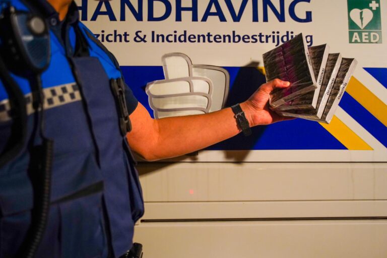 Handhavers treffen 80 nitraten aan bij blowende hangjongeren in Capelle aan den IJssel