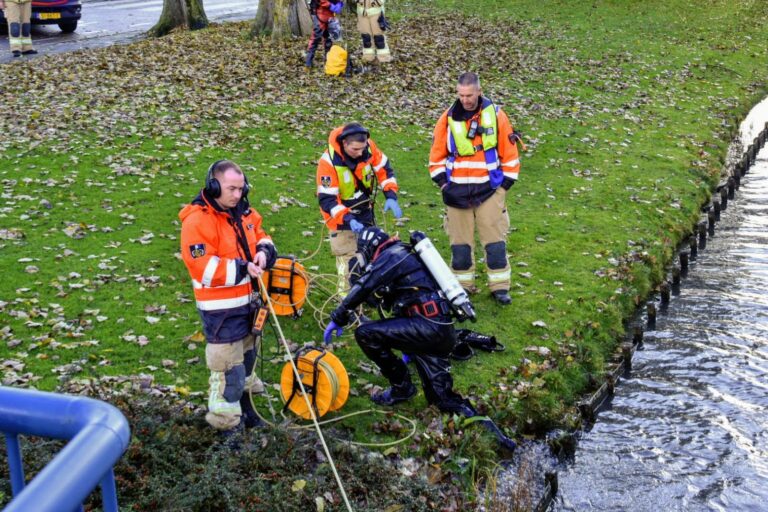 Duikers zoeken in water na horen van plons Kastanjeplein Rotterdam