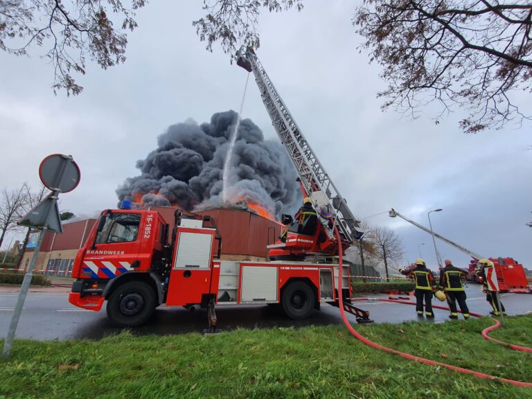 Zeer grote brand verwoest sportcomplex De Schelft in Noordwijkerhout; Overslag naar zwembad voorkomen