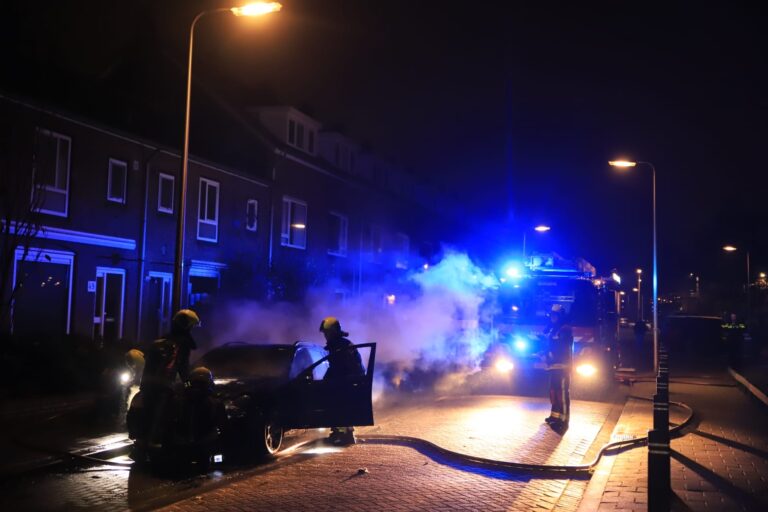 Auto verwoest door brand in Gouda