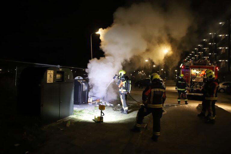 Brandweer bekogeld met vuurwerk tijdens bluswerkzaamheden in Gouda