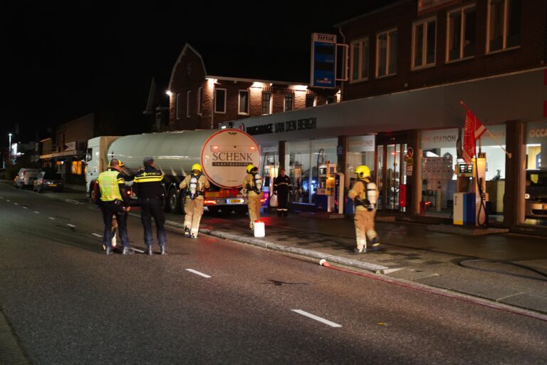 Tankwagen lekt honderden liters brandstof Bermweg Capelle aan den IJssel (video)