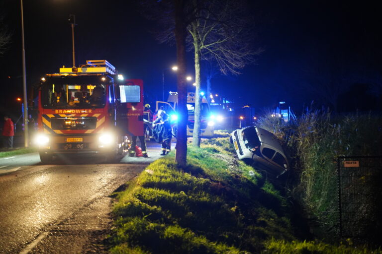 Automobilist zwaargewond na ongeval Bredeweg Moerkapelle (video)