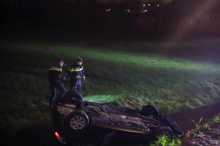 Twee gewonden na auto te water West-Vlisterdijk Vlist