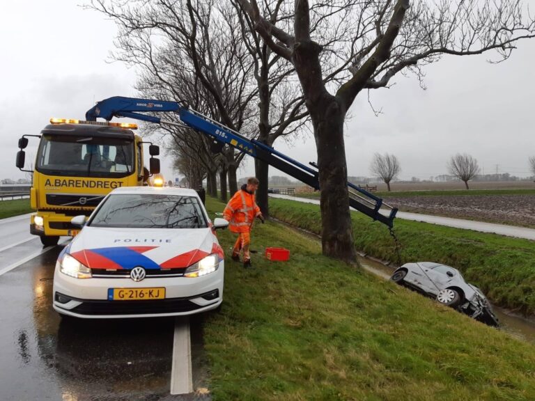 Politieagent vist bruidsjurk uit te water geraakte auto N217 Heinenoord