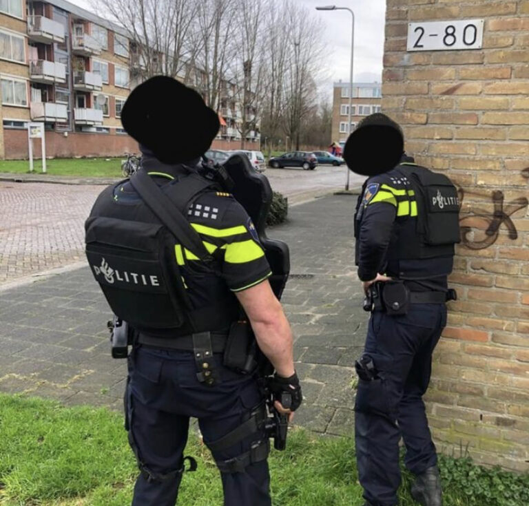 Politie doorzoekt woning na melding van vuurwapen Wiekslag Capelle aan den IJssel