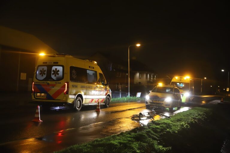 Omstanders redden fietser uit water Bredeweg Moerkapelle