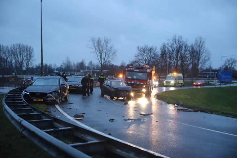 Veel schade na frontale aanrijding Coenecoopbocht Gouda