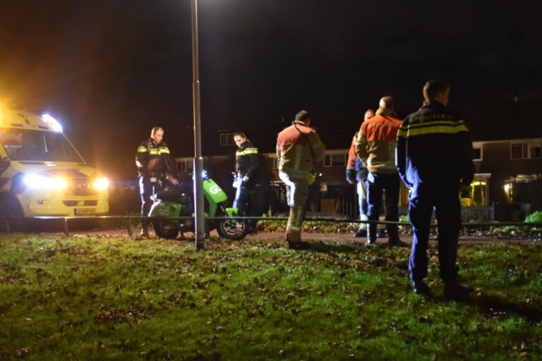 Brandweer massaal uitgerukt voor gedumpte GO Sharing scooter in water Kleinpolderkade Rotterdam