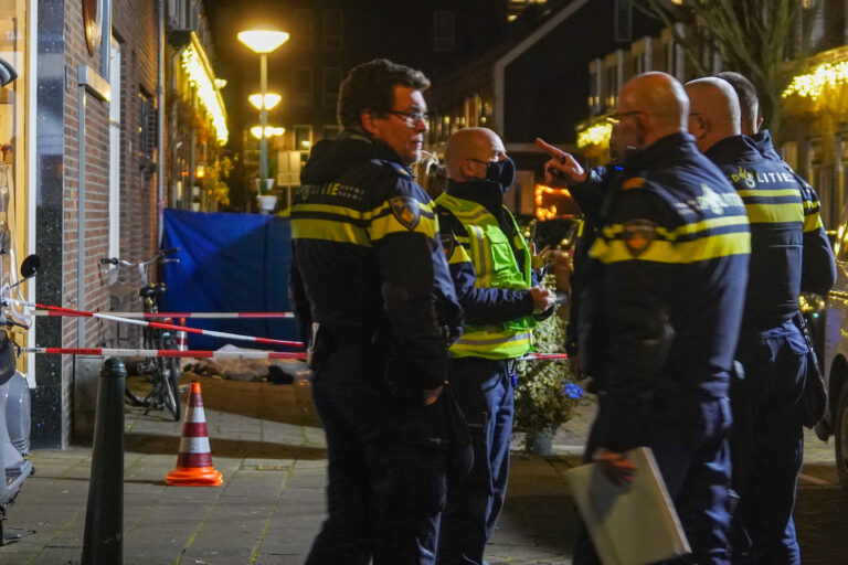 Man doodgeschoten, politie schiet verdachte neer Patrimoniumdwarsstraat Vlaardingen