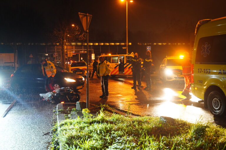 Bestuurder van scooter zwaargewond na aanrijding Burgemeester Bakkerlaan Capelle aan den IJssel