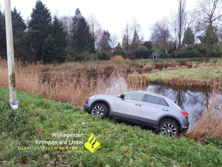 Auto te water na botsing met lantaarnpaal Abram van Rijckevorselweg Capelle aan den IJssel