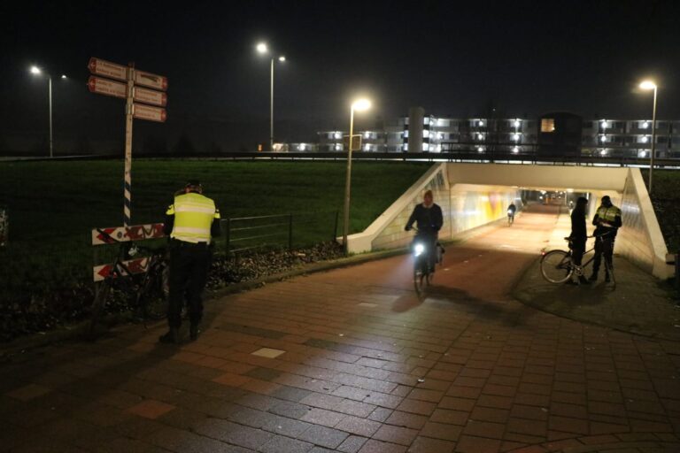 Fietsverlichtingscontrole bij metrostation Capelsebrug