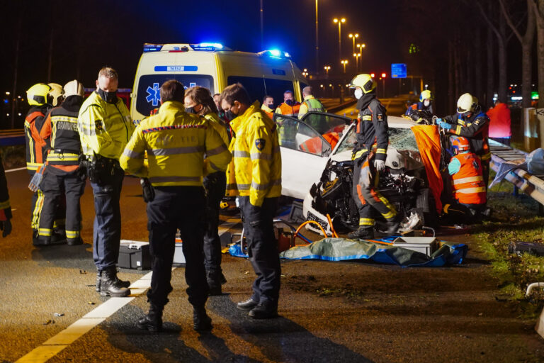 Automobilist zwaargewond na botsing met pijlwagen A20 Moordrecht (video)