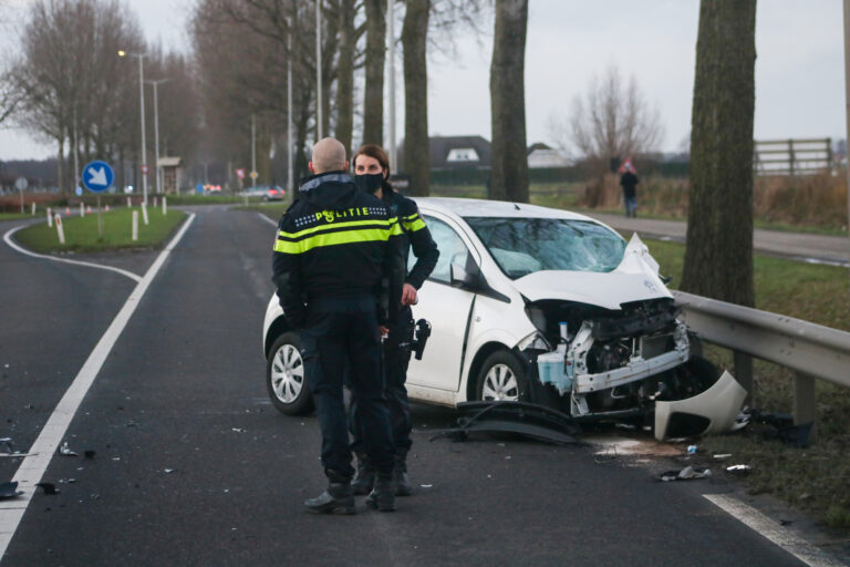 Drie gewonden na aanrijding Ravensweg Hellevoetsluis