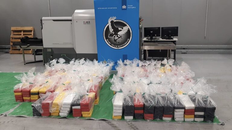 Douane onderschept 1064 kilo cocaïne in Rotterdamse haven, 3 verdachten aangehouden