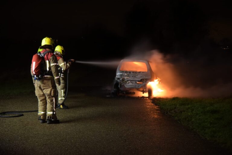 Auto verwoest door brand Albrandwaardsedijk Poortugaal