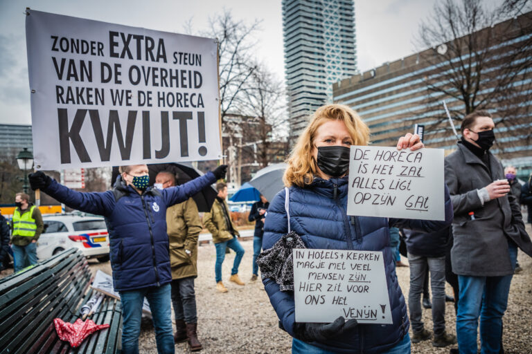 Horeca-ondernemers demonstreren in Den Haag