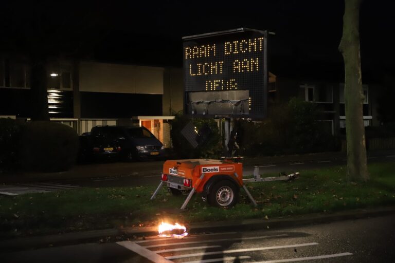 Vandalen vernielen tekstkar in Gouda