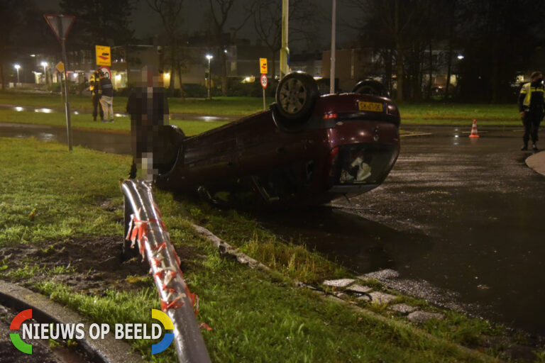 Auto over de kop geslagen Groene Kruisweg Hoogvliet