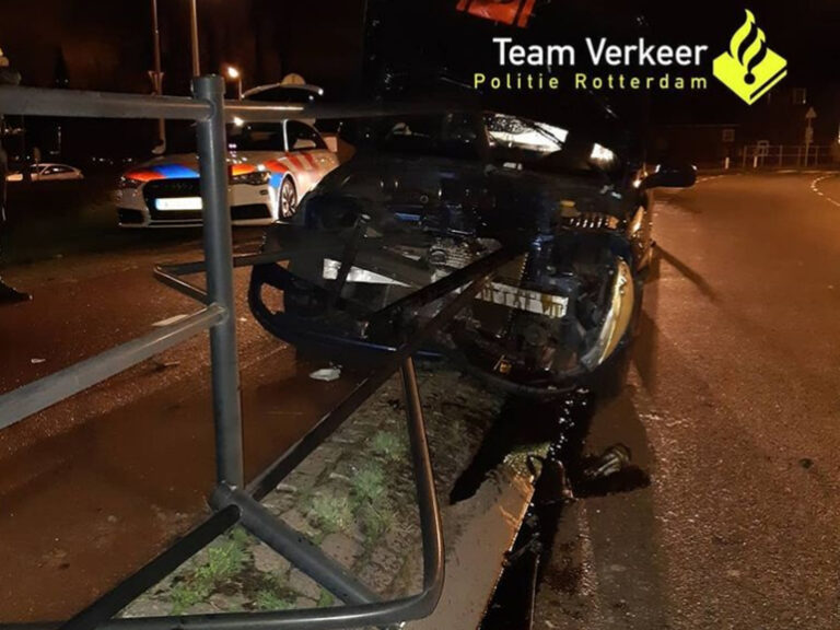 Alcomobilist rijdt auto aan gort op Kerstavond in Alblasserdam