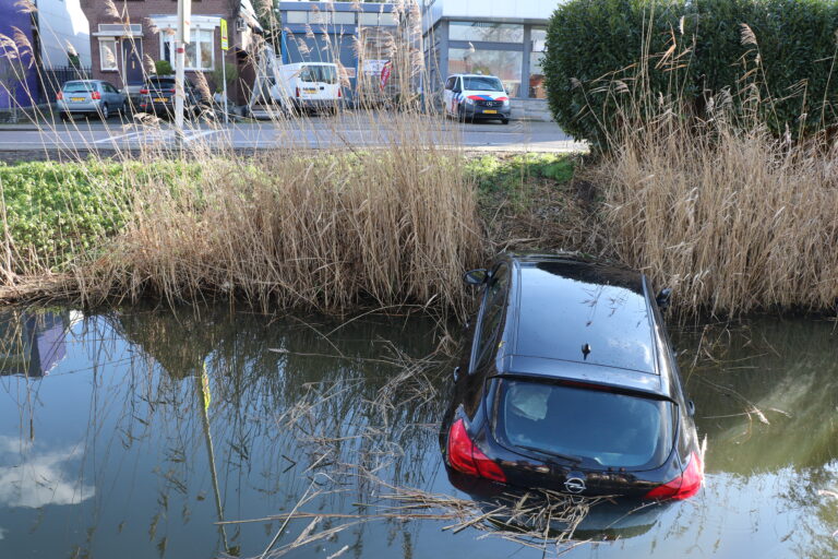 Auto te water door vergeten handrem Bermweg Capelle aan den Ijssel