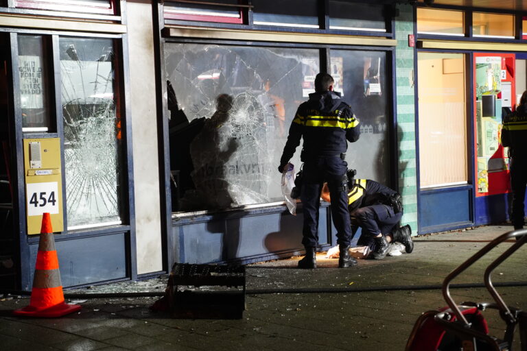 Explosief vernield gevel van winkel Dantestraat Rotterdam (video)