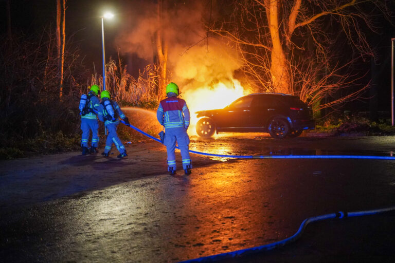 Auto verwoest door brand Bermweg Capelle aan den IJssel (video)