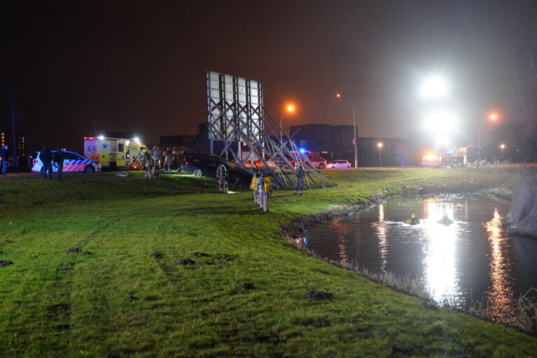 Automobilist neemt vliegles op rotonde en mishandeld hulpverleners Vrijenburglaan Barendrecht