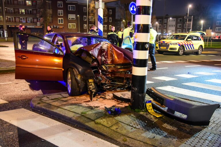 Automobilist zwaargewond na botsing met paal Brielselaan Rotterdam