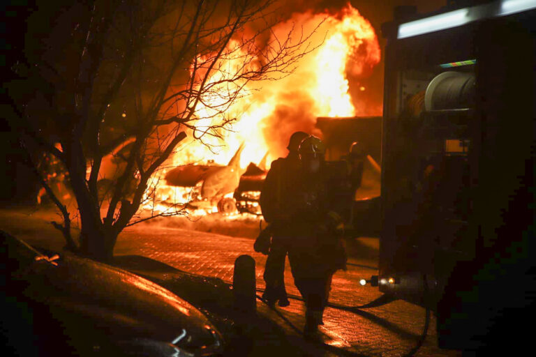 Pyromaan slaat hard toe in Gouda en vernielt vier auto’s op de Leemanslag