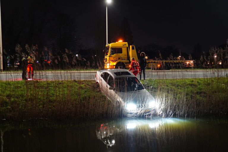 Geluk bij een ongeluk, net niet te water met auto Abram van Rijckevorselweg Capelle aan den IJssel