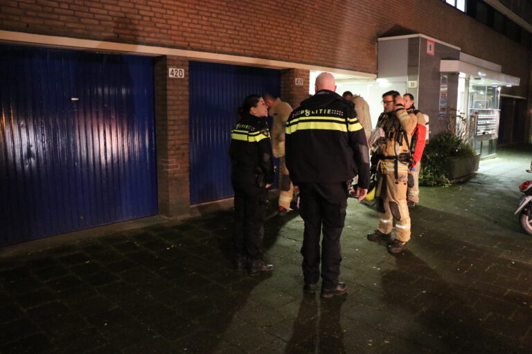 Brandweer onderzoekt benzinelucht in portiek Reviusrondeel Capelle aan den IJssel