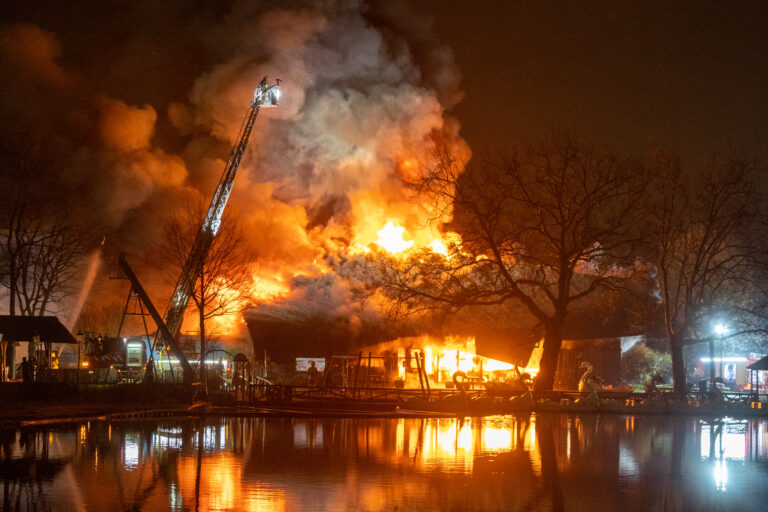 Uitslaande brand restaurant Plaswijckpark mogelijk aangestoken Ringdijk Rotterdam (video)